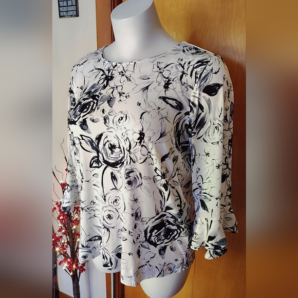 🖤🌸 Karl Lagerfeld Paris Black & White Floral Top – Size 1X - NWOT 🌸🖤 - Picture 3 of 7